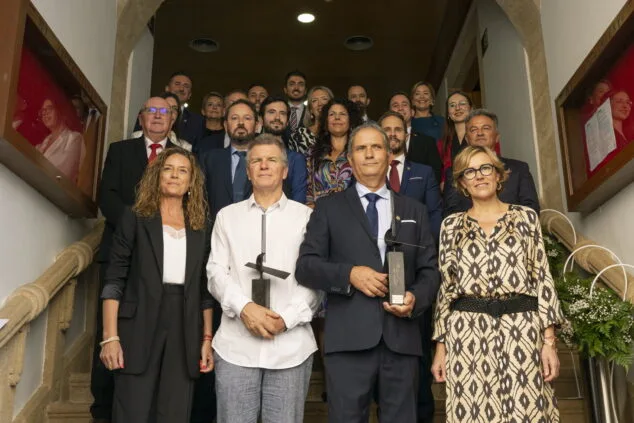 Imagen: Autoridades y premiados en els Premis 9 d'octubre -Vila de Xàbia 2023
