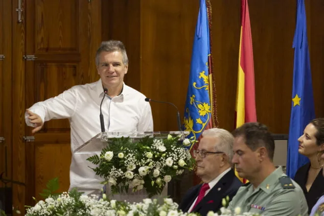 Imagen: Jimmy Higueras, presidente de Condenados al Bordillo en els Premis 9 d'octubre -Vila de Xàbia 2023