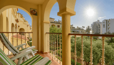 Relájate bajo la terraza cubierta con encanto en el apartamento Delfines