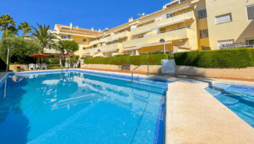 Relájate en la piscina bajo el sol