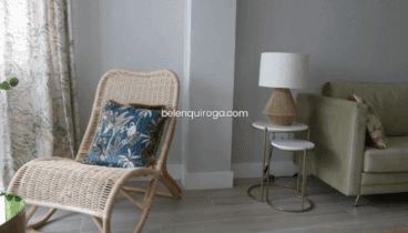 Sala de estar con luz natural y ambiente acogedor