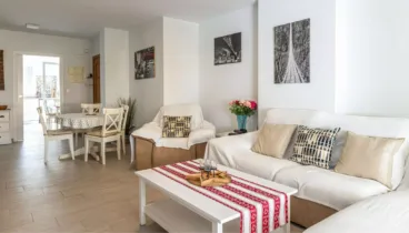 Salón-comedor con decoración en tonos marrones
