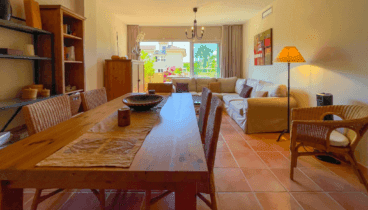 Salón inundado de luz natural y diseño contemporáneo