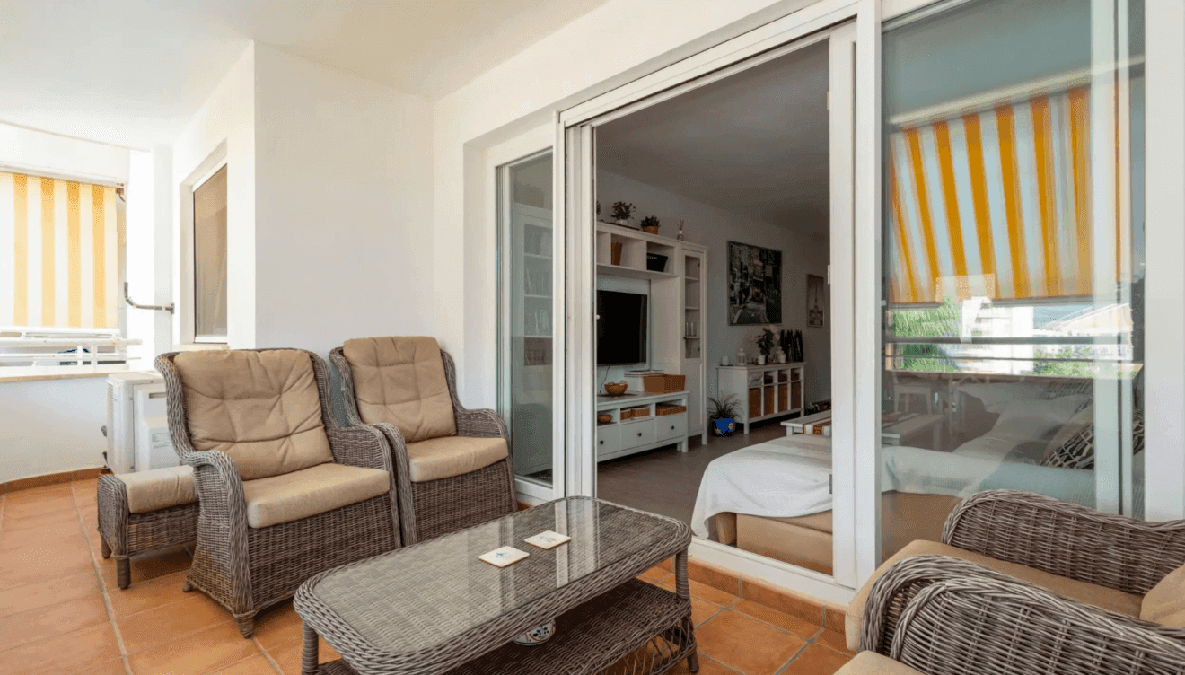 Terraza interior con muebles de mimbre