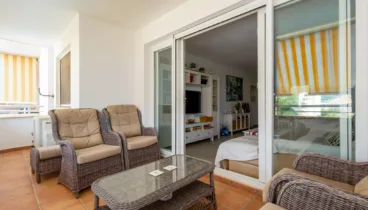 Terraza interior con muebles de mimbre