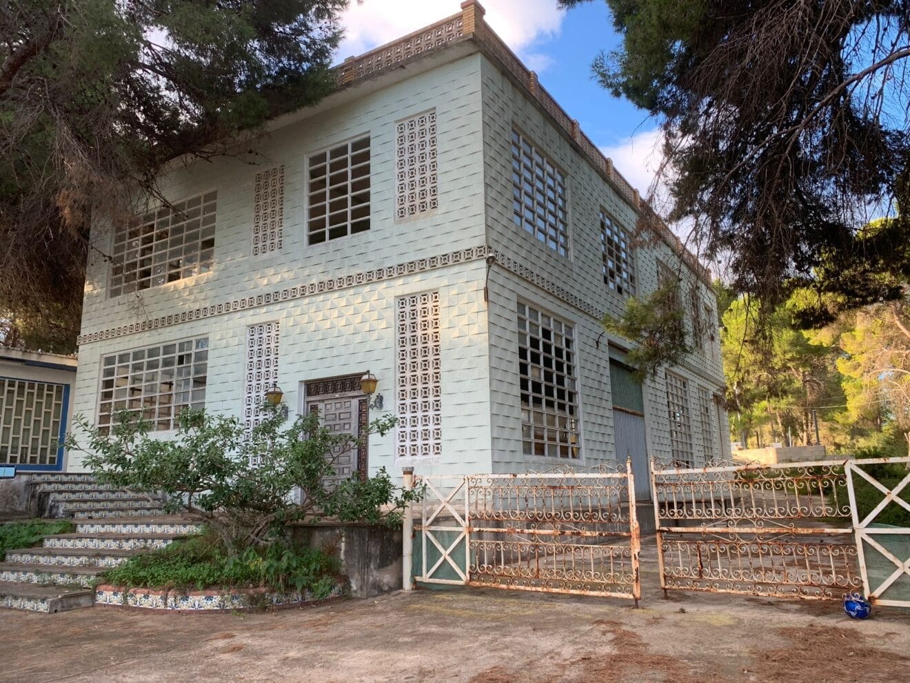 Abandonada la nave de la antigua embotelladora de agua de Xàbia