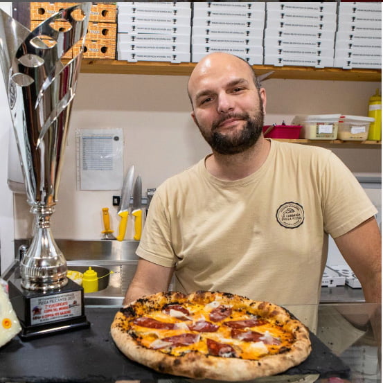 Imagen: Alessandro con la pizza picante ganadora