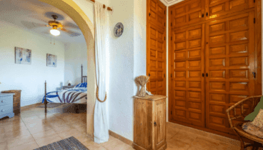 Amplia habitación junto con área de vestidor