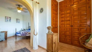 Amplia habitación junto con área de vestidor