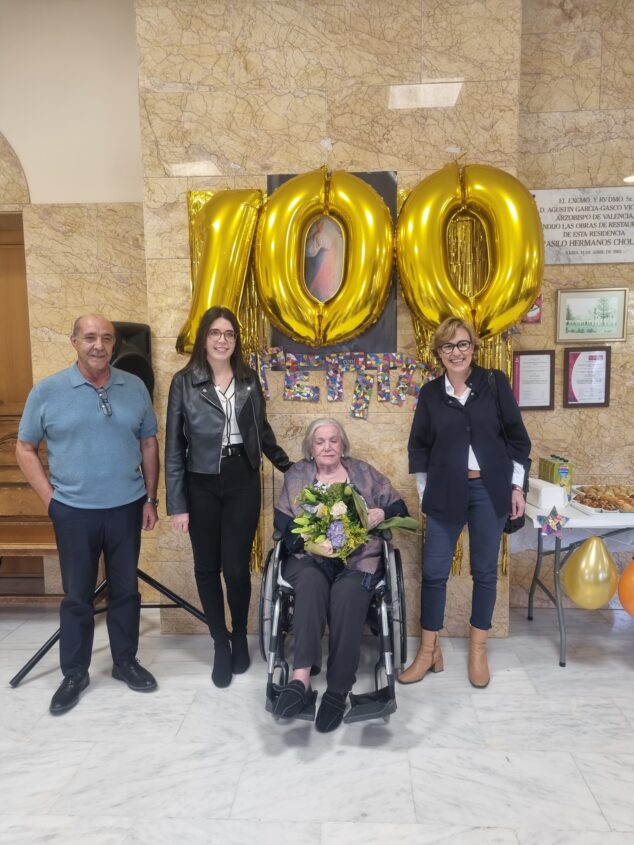 Imagen: Alcaldesa y concejala acuden al 100 aniversario de Pepita Tomás