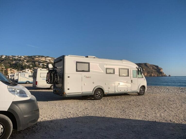 Caravanas estacionadas en el Primer Montañar de Xàbia