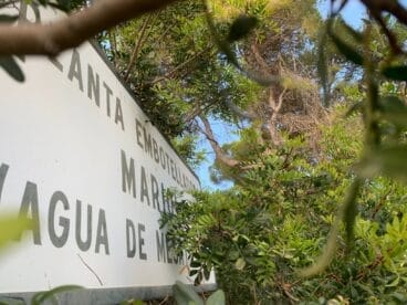 Cartel de la empresa de Aguas Mariola a la entrada de la nave