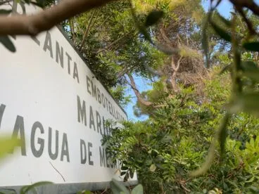 Cartel de la empresa de Aguas Mariola a la entrada de la nave