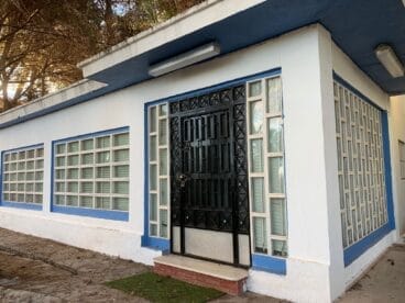 Construcción adyacente a la nave de la embotelladora de agua en Xàbia