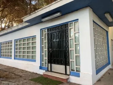 Construcción adyacente a la nave de la embotelladora de agua en Xàbia