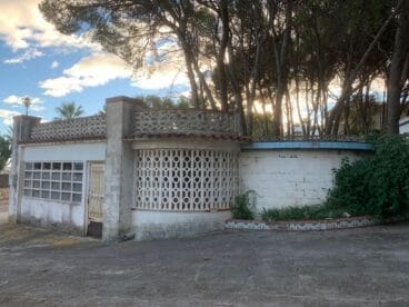 Construcción que acoge la maquinaria del pozo