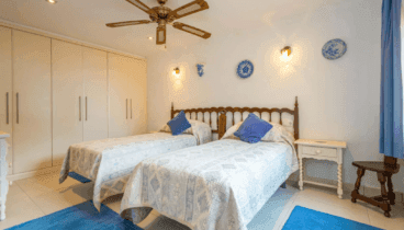 Dormitorio doble con armarios empotrados