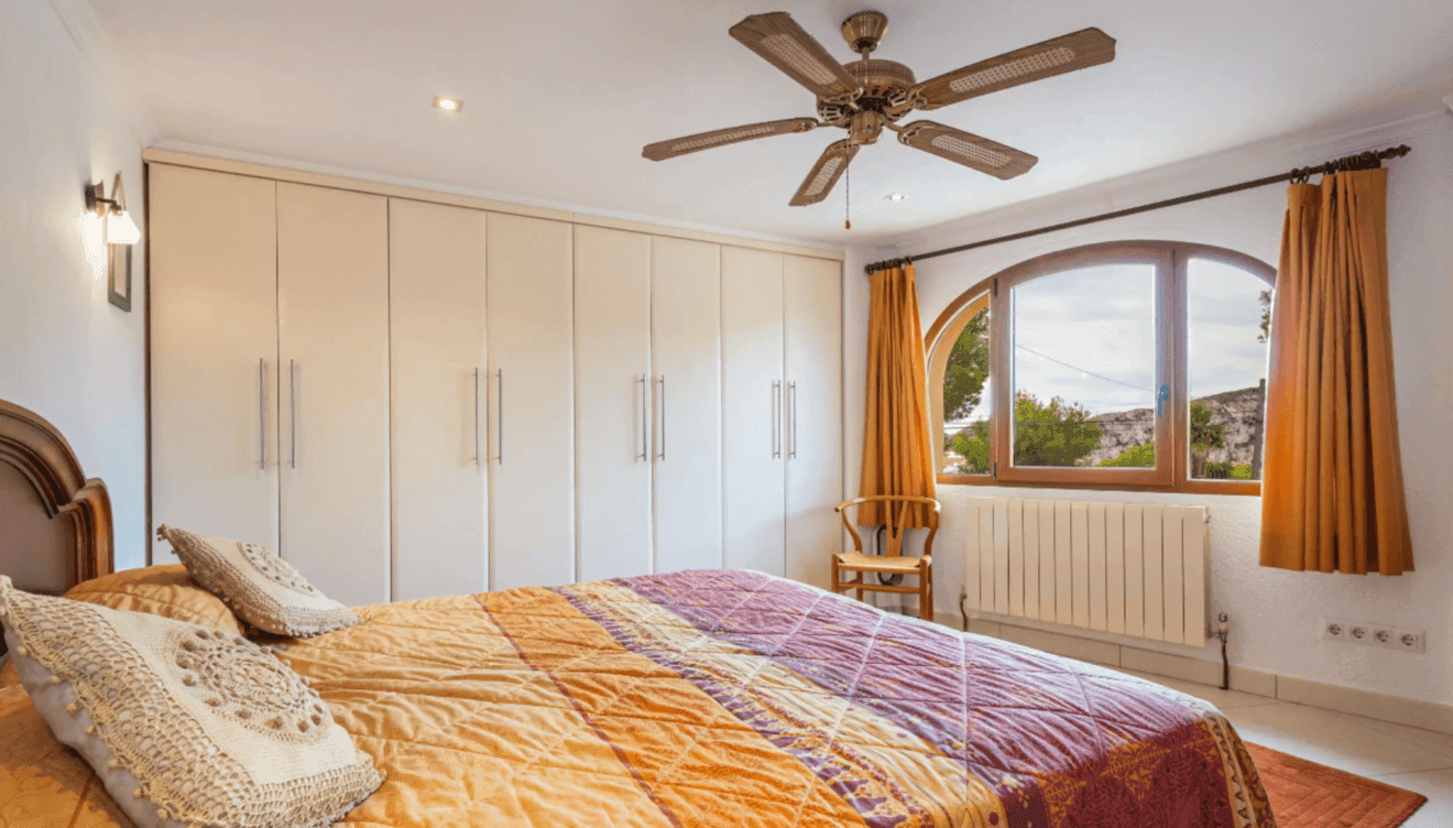 Dormitorio principal con vistas a la montaña