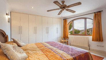 Dormitorio principal con vistas a la montaña