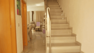 El recibidor, bien conectado con la planta superior