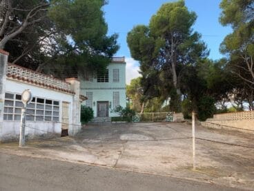 Entrada a la embotelladora de Aguas Mariola