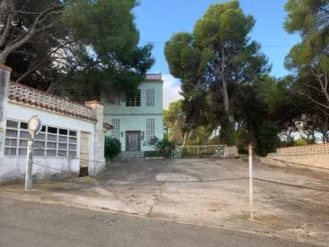Entrada a la embotelladora de Aguas Mariola