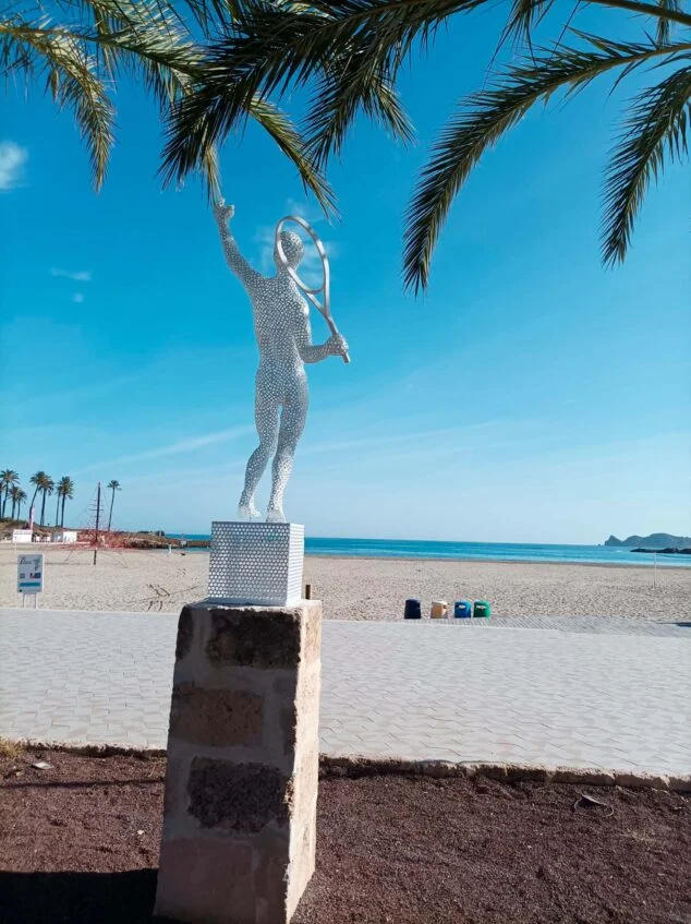 Imagen: Escultura David Ferrer de cara al mar de Xàbia