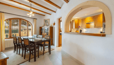 Espacioso comedor con cocina cn barra americana