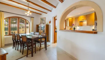 Espacioso comedor con cocina cn barra americana
