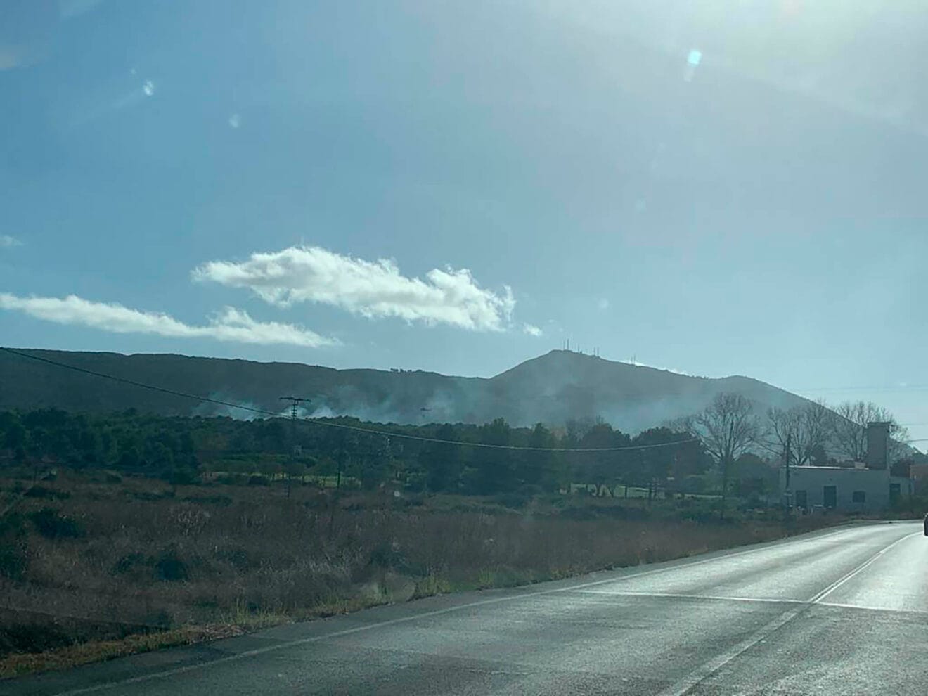 Humo visible del incendio forestal en la travesía Cansalades de Xàbia desde la carretera