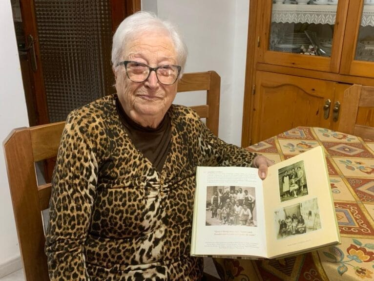 Josefa Bisquert muestra el libro Gent en Gent donde se habla de la fábrica de escobas y pinceles