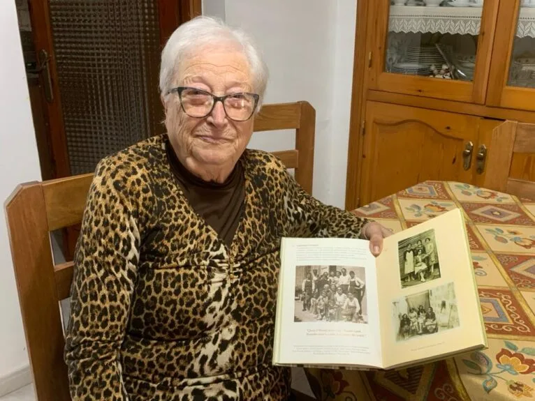 Josefa Bisquert muestra el libro Gent en Gent donde se habla de la fábrica de escobas y pinceles