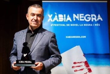 Lorenzo Silva con el premio La Criminala 2023 de Xàbia Negra