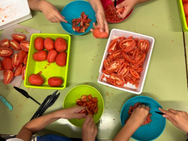 Imagen: Los alumnos cocinan 'Tomacat amb espinetes i coca d'oli i timonet'