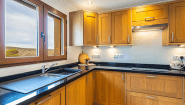 Moderna cocina con vistas al Montgó