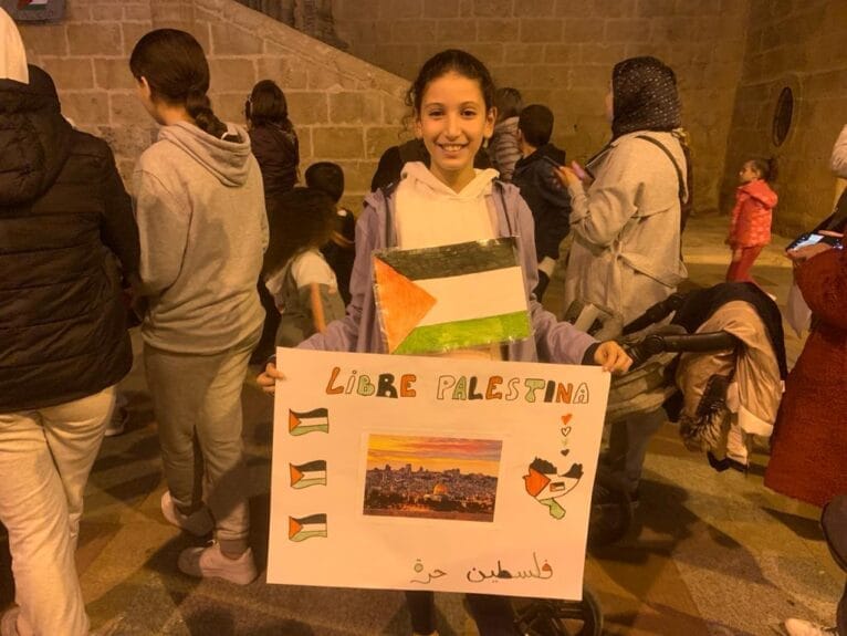 Niña con un cartel pidiendo la libertad de Palestina