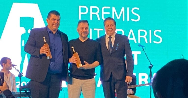 Paco Cholbi y Carles Arbat recogiendo el premio-
