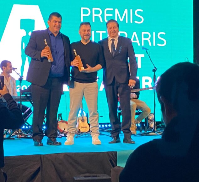 Imagen: Paco Cholbi y Carles Arbat recogiendo el premio | Foto Bromera
