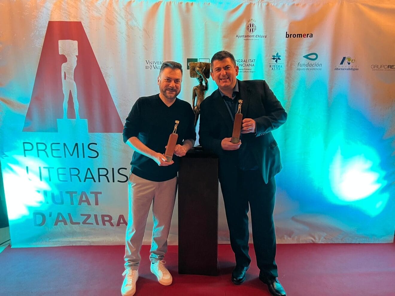 Paco Cholbi y Carlos Arbat con el premio