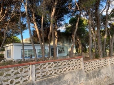 Parte de la parcela donde se ubica la antigua embotelladora de agua en Xàbia