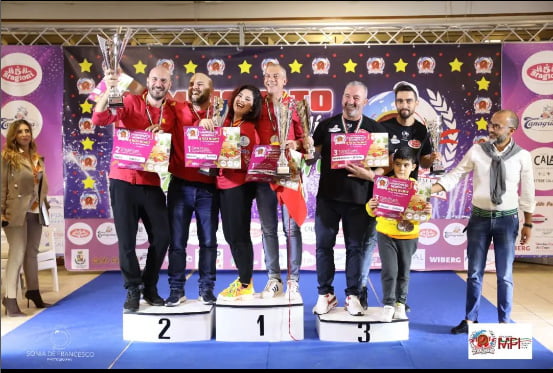 Imagen: Pizzeros de Xàbia en el segundo cajón del podio del concurso mundial
