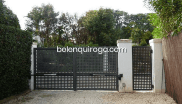 Puerta metálica automatizada