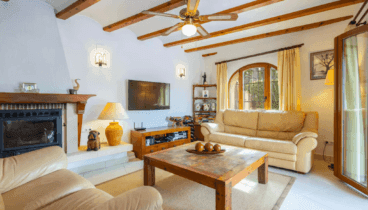 Relájate en este cómodo salón