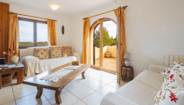 Sala de estar con puerta a la terraza