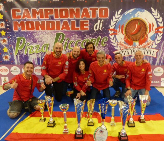 Imagen: Selección española de pizzeros con los trofeos