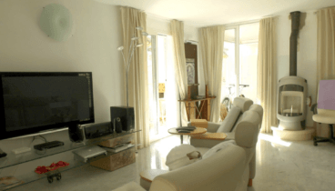 Un salón luminoso y acogedor