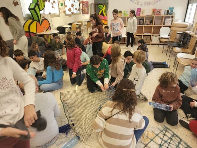 Imagen: Alumnos de Xàbia trabajan en una Navidad Sostenible