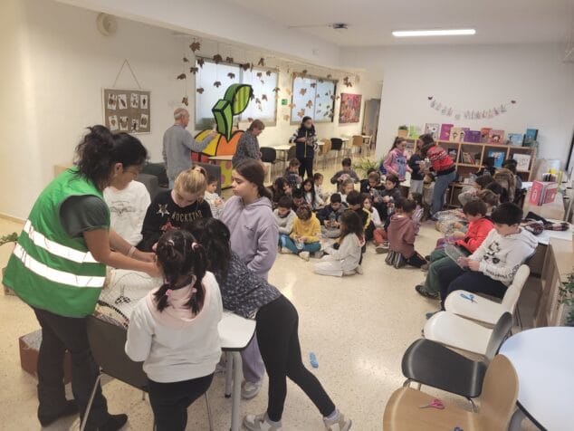 Imagen: Alumnos de Xàbia trabajando en la acción sostenible de Navidad