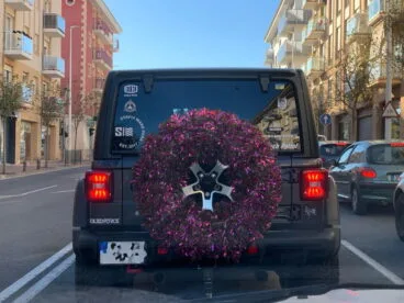 Adorno navideño en el coche