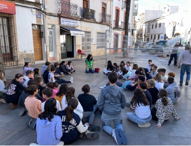 Imagen: Alumnos de Xàbia en el montaje del árbol sostenible